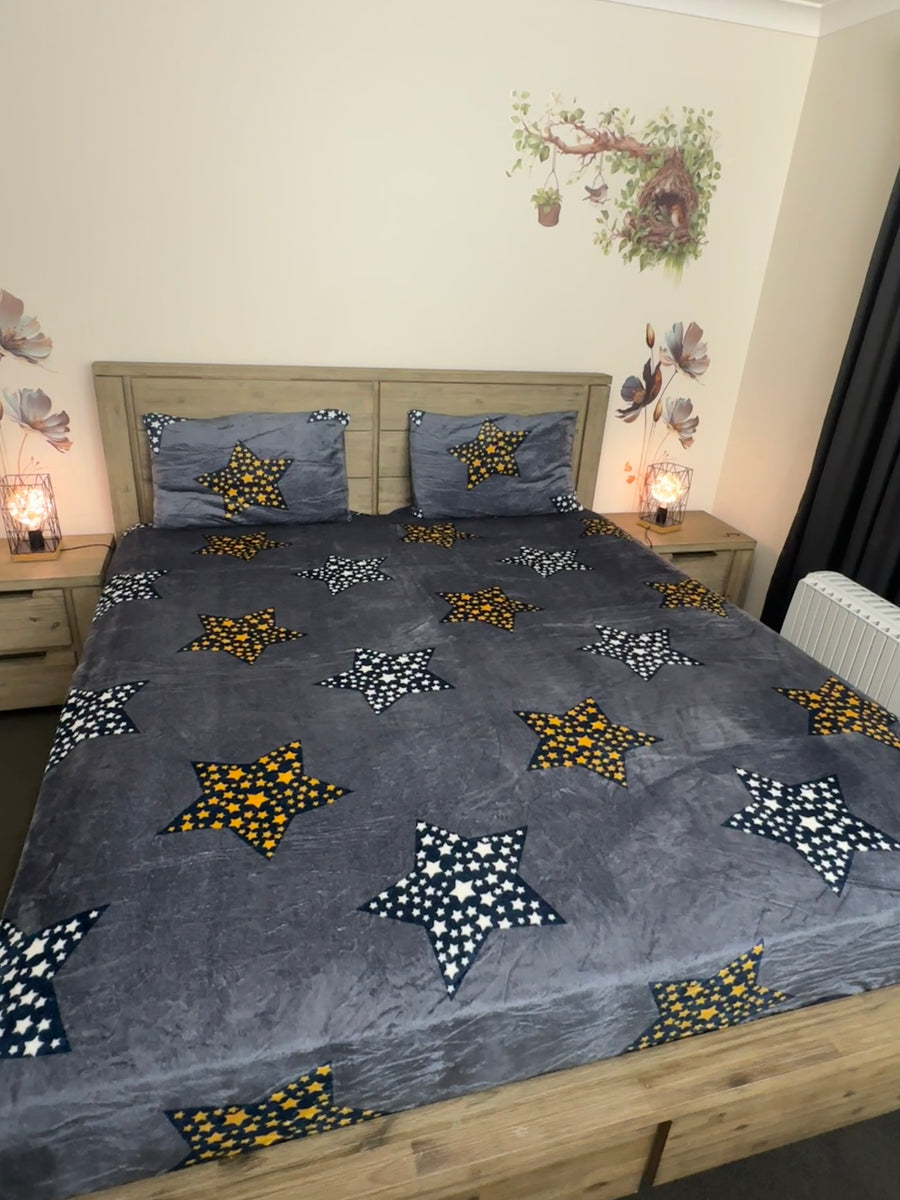 Flat warm Double bed size 1 bedsheet + 2 Pillow covers with zip The